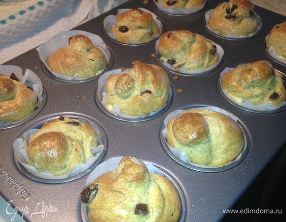 Смазав узелки-булочки яйцом, взбитым со 1слж воды, убираем в, предварительно разогретую на 400 f - -180/200C, духовку. 
ВЫПЕКАЕМ:) совсем недолго! 
Зарумянились, заполнили душевным ароматом всю кухню, проверяем палочкой пропеклись ли...
