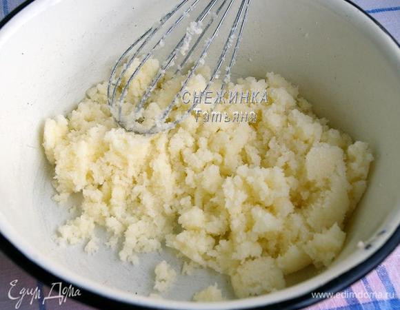Размягчённое сливочное масло растираем с сахаром. 
