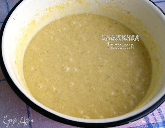 Банан разминаем вилкой в пюре. Добавляем в масляную массу банановое пюре и яйца. Взбиваем миксером.