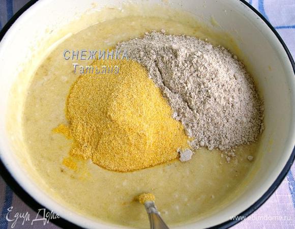 Насыпаем овсяную и кукурузную муку. У меня нет овсяной муки, я перемолола на кофемолке овсяные хлопья, всегда отлично получается. Перемешиваем. Оставляем.