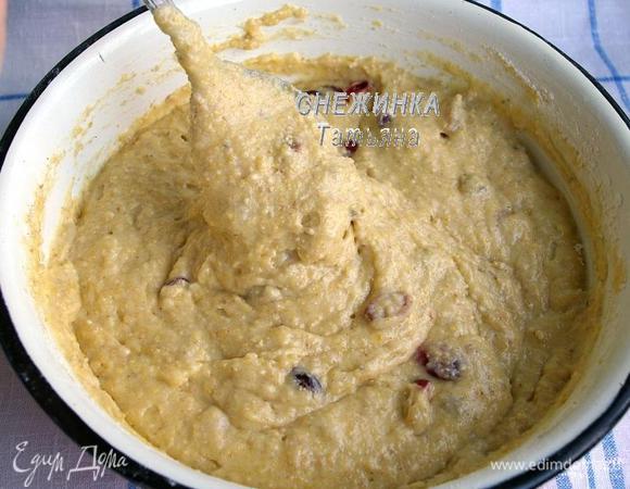 Теперь добавляем к тесту пшеничную муку с разрыхлителем и вяленую клюкву. Хорошо перемешиваем. Тесто нежное, не сильно густое.