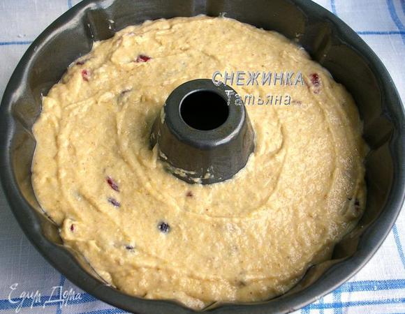 Перекладываем тесто в форму, равномерно распределяем. 