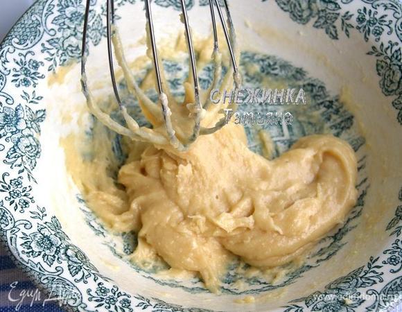 Для покрытия кекса я использовала то, что было под рукой:) Можно ничем не покрывать, это я так, для красоты. Я растопила в микроволновке 2 штуки обычного зефира с ложкой молока и 5 кусочками белого шоколада. Быстро перемешала венчиком до однородности. 

