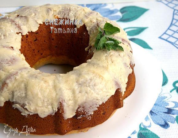 Готовому кексу даём постоять в форме минут 10, затем переворачиваем на блюдо. Можно украсить по своему усмотрению или не украшать вовсе, кекс итак самодостаточный.