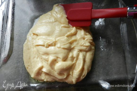 Включить духовку разогреться до 180 градусов. Начнем приготовление бисквита. Смешать просеянную муку и разрыхлитель. Добавить в смесь яйца, размягченное масло, два вида сахара. Ванильный сахар можно заменит на ванильный экстракт - 1 ч.л. Замесить мягкое тесто. Влить тесто в жароустойчивую форму и выпекать до готовности (прибл. 30 минут).