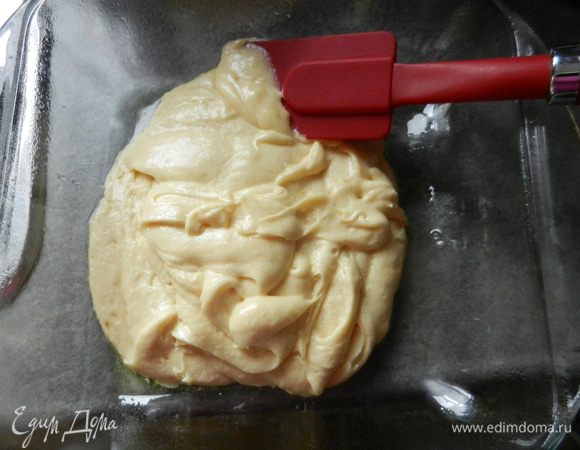 Включить духовку разогреться до 180 градусов.
Начнем приготовление бисквита. Смешать просеянную муку и разрыхлитель. Добавить в смесь яйца, размягченное масло, два вида сахара. Ванильный сахар можно заменит на ванильный экстракт - 1 ч.л. Замесить мягкое тесто.
Влить тесто в жароустойчивую форму и выпекать до готовности (прибл. 30 минут).