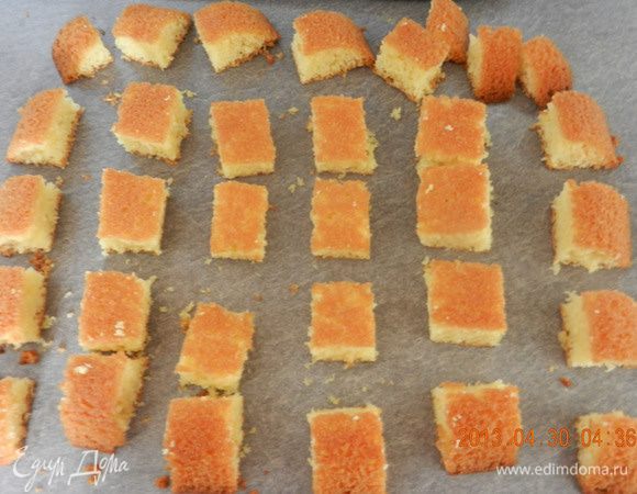 Готовый бисквит охладить и порезать на кусочки.