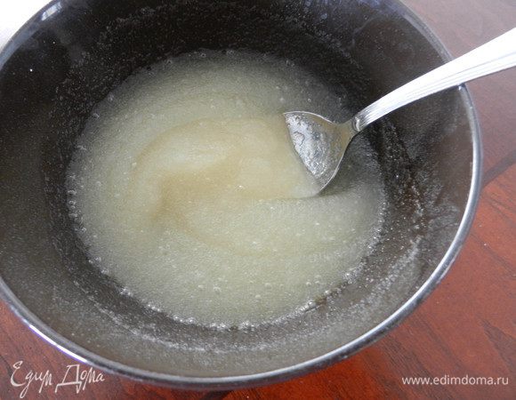 Желатин залить холодной кипяченой водой и отставить на 20 минут.