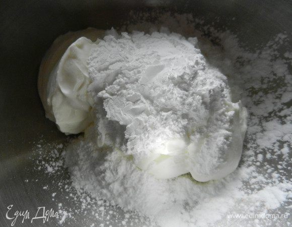 Сметану взбить с сахарной пудрой до однородности.