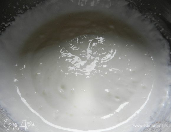 Желатиновую смесь поставить на маленький огонь и нагревать до полного растворения, снять с огня. Тонкой струйкой, постоянно размешивая, влить его в сметану. Дать остыть.