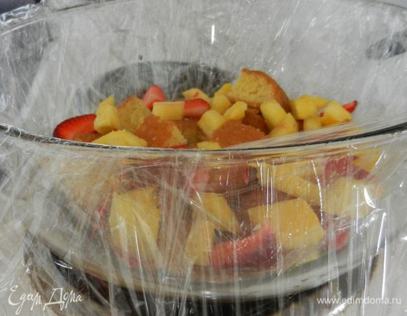 Так повторять, пока все ингредиенты не закончатся. Последний слой будет бисквитный. Залить смесью сметаны и желатина.
Верх закрыть краями пленки и убрать в холодильник минимум на 4 часа.