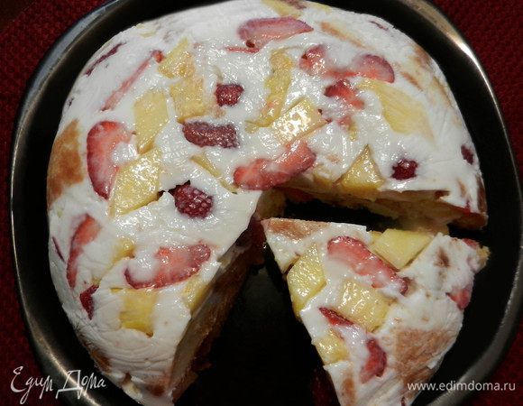 Перед подачей к столу снять верхнюю пленку, перевернуть торт на тарелку и снять блюдо. Подавать незамедлительно. Хранить торт-желе в холодильнике.