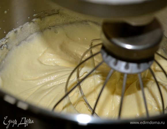 Начнем с приготовления бисквита на горячем молоке. Использую этот рецепт более 10 лет! Всегда получается очень пышный и вкусный бисквит!...  
Форму 23 см смазать сливочным маслом и присыпать мукой. Духовку включить на 180 С. Смешать муку и разрыхлитель и отставить в сторону. Начать взбивать яйца (желтки вместе с белками) электрическим миксером (или с помощью кухонного комбайна) минуты 4, или пока не превратятся в пышную массу. Постепенно ввести сахар, продолжая взбивать еще минут 5, пока сахар не растворится и масса не увеличится в объеме. 