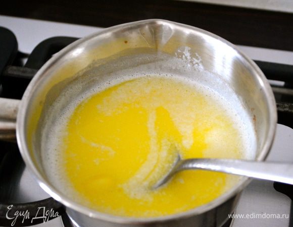 В маленькой кастрюльке поставить на огонь разогреваться молоко со сливочным маслом. Как только масло раствориться, влить осторожно горячее молоко в тесто, небольшими порциями, аккуратно перемешивая...  