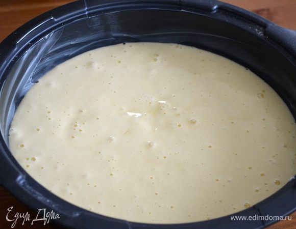 Полученное тесто переложить в подготовленную форму и поставить в разогретую духовку на 20-25 минут.   