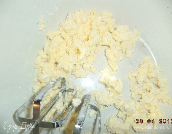 Сливочное масло взбить с 0,5 стакана сахара.