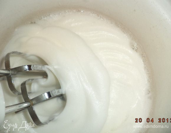 Взбить белки со щепоткой соли.