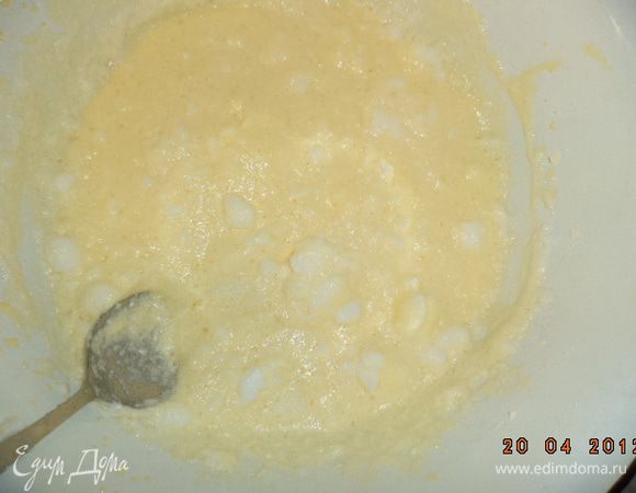 В желтково-масляную смесь прибавить половину взбитых белков. Аккуратно перемешать. Муку, разрыхлитель, крахмал и какао просеять.