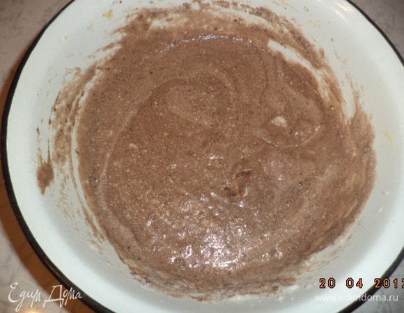 Добавить к основной массе мучную смесь, перемешать. Добавить оставшиеся белки, перемешать.