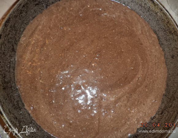 Выложить тесто в смазанную сливочным маслом форму слоем толщиной около 2-3 см. Выпекать корж 30 минут при температуре 190 градусов.