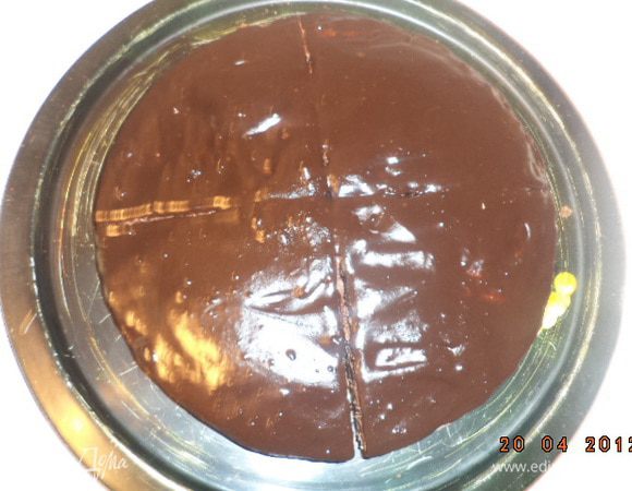 Для ганаша в небольшой кастрюльке соединить сахар, какао, сливочное масло и сливки. Всё перемешать и поставить на слабый огонь. Постоянно помешивая, довести смесь до кипения, но не кипятить, снять с огня.              Охладить ганаш до тёплого состояния и намазать остывший корж.