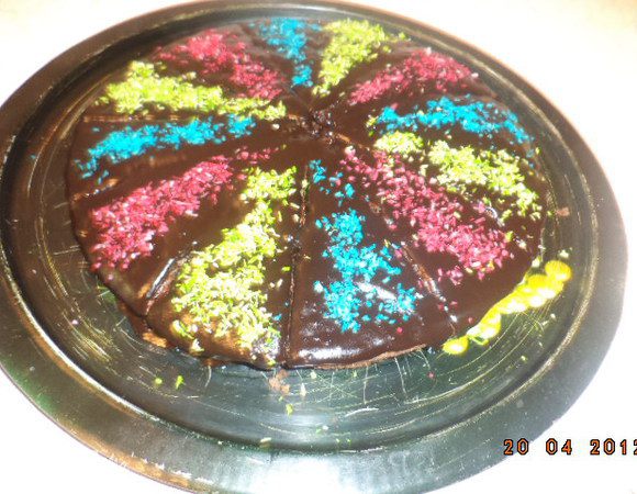 Разрезать корж треугольниками. Украсить треугольники разноцветной кокосовой стружкой.                                                                                           Приятного аппетита!!!