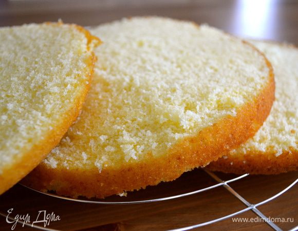 Полностью остывший бисквит разрезать на три коржа. Я на этот раз воспользовалась шелковой нитью - получилось очень ровно и аккуратно разрезать на три одинаковых пласта...