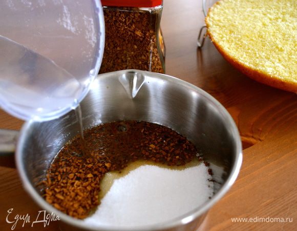 Готовим сироп-пропутку. Для этого в маленькой кастрюле смешать сахар, растворимый кофе и воду. 