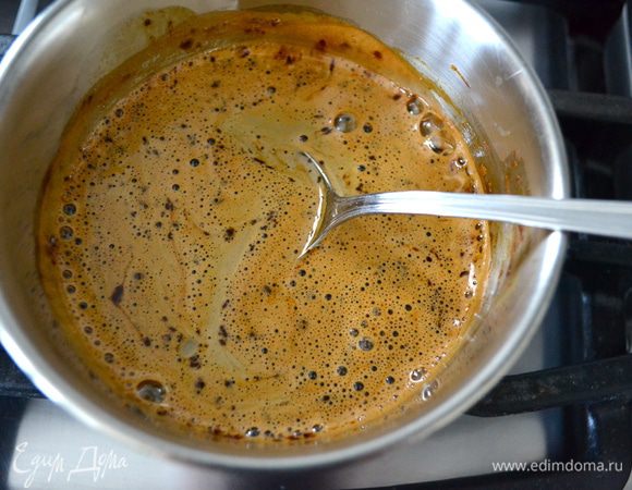 Поставить на средний огонь и довести до кипения. Проварить одну минуту, помешивая. 