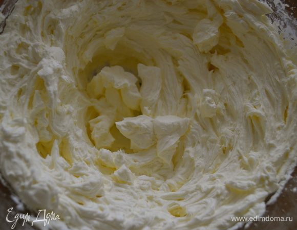 Для крема просто взбить сыр Маскарпоне с сахарной пудрой и ванилью до однородной массы. 