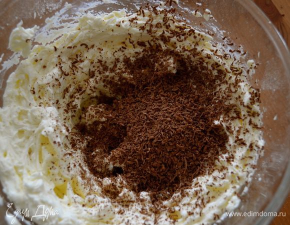 Добавить в сырную массу тертый шоколад. Крем готов!... И никаких яиц... ))