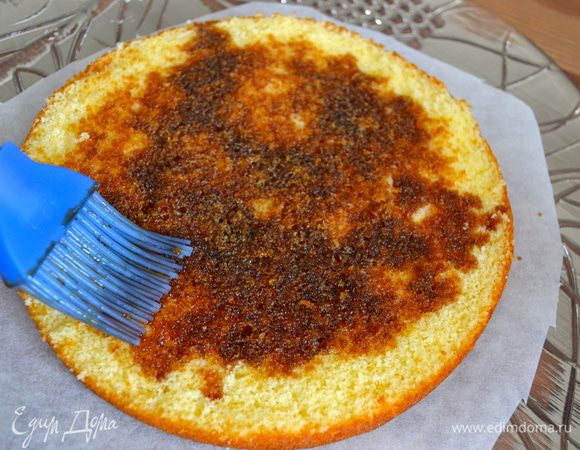 Собираем торт. Положить нижний корж и пропитать его сиропом.