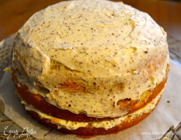 Затем накрыть его вторым коржом, нанести сироп-пропитку и смазать второй половиной крема. Накрыть третьим коржом и смазать его оставшимся сиропом. (у меня осталось немного крема, и я им слегка смазала еще и верхушку тортика)