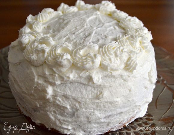 Сливки взбить с сахарной пудрой, добавить шоколадный ликер. Смазать и украсить торт сливками...