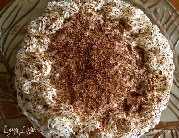 Сверху присыпать тертым шоколадом. Готовый торт перед подачей поставить минимум на 4 часа в холодильник.  