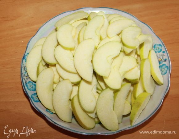 Начинаем с яблок: вымыть, очистить, нарезать.