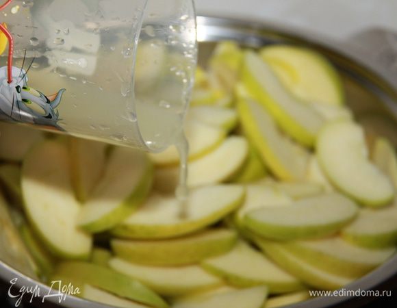 Добавьте ломтики яблок, влейте лимонный сок.