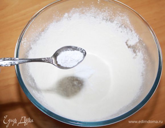 Пока остывает начинка, займёмся тестом. В большую миску просеять муку, добавить разрыхлитель.