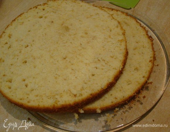 Когда коржи остынут - разрезаем вдоль на 2 части