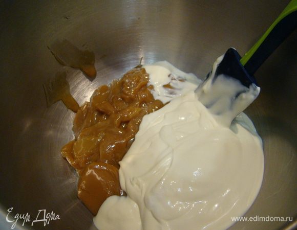 В чаше миксера соединяем сгущенку и сметану - взбиваем