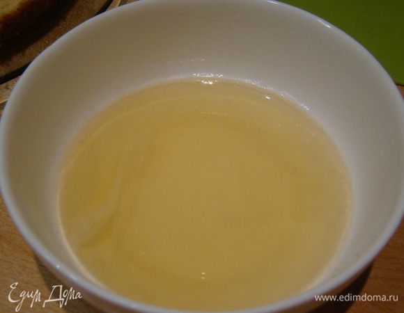 Желатин заливаем водой, ждем пока он набухнет, ставим в СВЧ секунд на 20, пока желатин не растворится (не должен закипеть); 