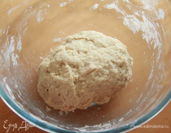 Замесить тесто. Собрать тесто в шар и разделить на 2 неравные части.