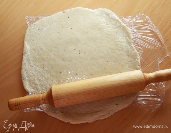 Раскатать каждую часть теста через пищевую плёнку.
