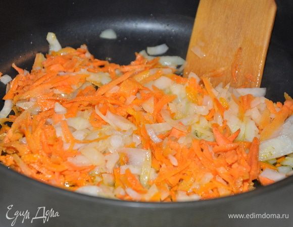 Гречку промыть,залить водой и оставить на 3 часа. Натереть морковь на крупной терке. Репчатый лук порезать кубиками. 