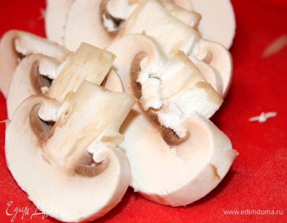 Грибы почистить (не мыть, так как грибы впитывают воду как губка), и порезать.  