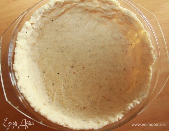 Больший (ударение на первый слог) круг теста выложить в форму, прижать ко дну и бортам. 