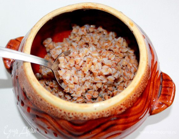 Когда гречка разбухнет перекладываем её в горшочек, добавляем слой лука, моркови, перец, соль, грибы. 