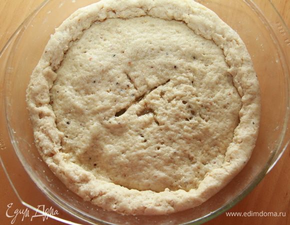 Закрыть вторым кругом теста, края соединить, смазать слегка сливками, в центре сделать надрез для выхода пара. Выпекать 10 минут при 200°C. Уменьшить высокую температуру до 170°С и выпекать ещё 25 минут. 