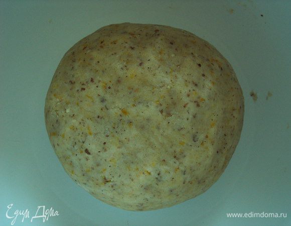  Просеянную муку смешиваем с орехами, ванильным сахаром и цедрой апельсина. Добавляем натертое холодное сливочное масло и перетираем все в крошку. Добавляем желтки, скатываем быстро тесто в шар и кладем в холодильник на 1 час.