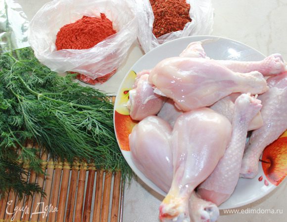 Куриные голени вымыть, просушить, посолить, приправить специями и положить в полиэтиленовый пакет на 30 минут. 